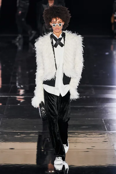 Look 16